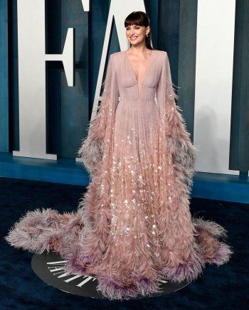 شاهد .. بالصورة - إختيار داكوتا جونسون لحفلة ما بعد الأوسكار أكثر من موفّق