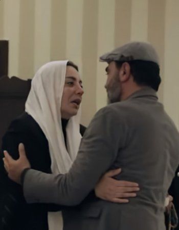 شاهد .. طليق شكران مرتجى يزورها في صالة العزاء ويحتضنها ليخفف عنها.. والأخيرة منهارة