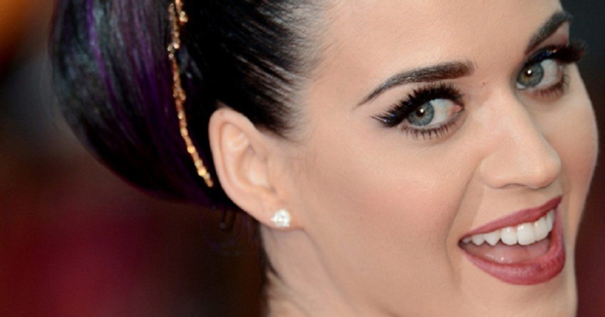 شاهد .. بالصورة - موقف مضحك لكاتي بيري خلال ادائها في برنامج American Idol