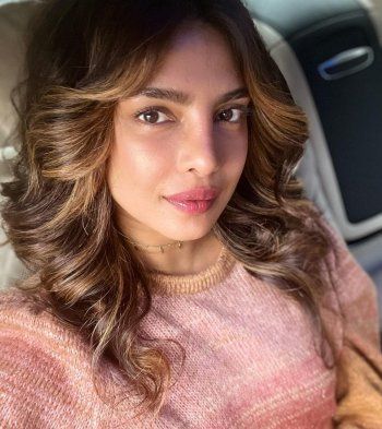 شاهد .. بريانكا شوبرا تخطف الأنظار بإطلالتها من دون ماكياج