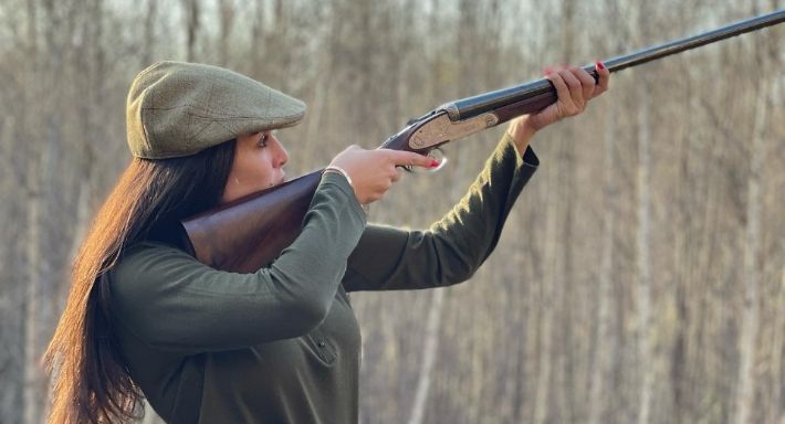 ياسمين صبري تنشر فيديو أثناء تدربها على إطلاق النار – شاهد