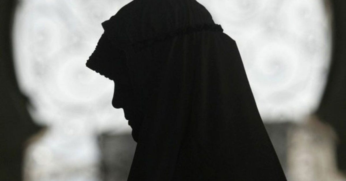 شاهد .. بالصورة- نورة العثيمين تستفز رجال الشرطة السعوديين بتصرفها في الشارع والجمهور يطالب بانقاذها!