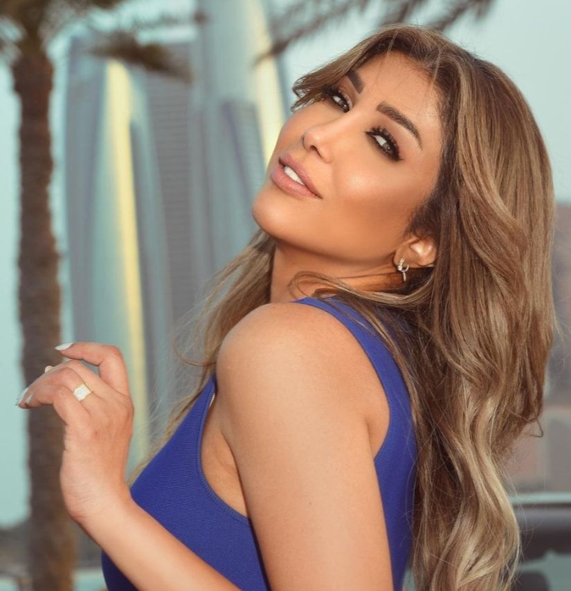 بالازرق الزهري .. اروي تستعرض رشاقتها في احدث اطلالتها- شاهد