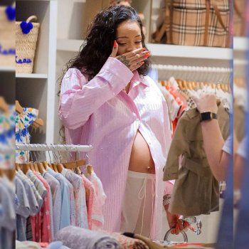 شاهد .. ريهانا تتبضع لمولودتها المنتظرة.. وملامح التأثر واضحة عليها