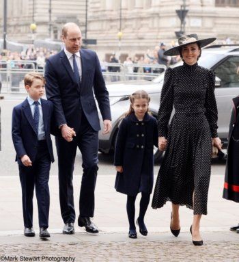 شاهد .. كيت ميدلتون تتألق والملكة إليزابيث تثير الجدل بمرافقتها للأمير أندرو في حفل تأبين الأمير فيليب-بالصور