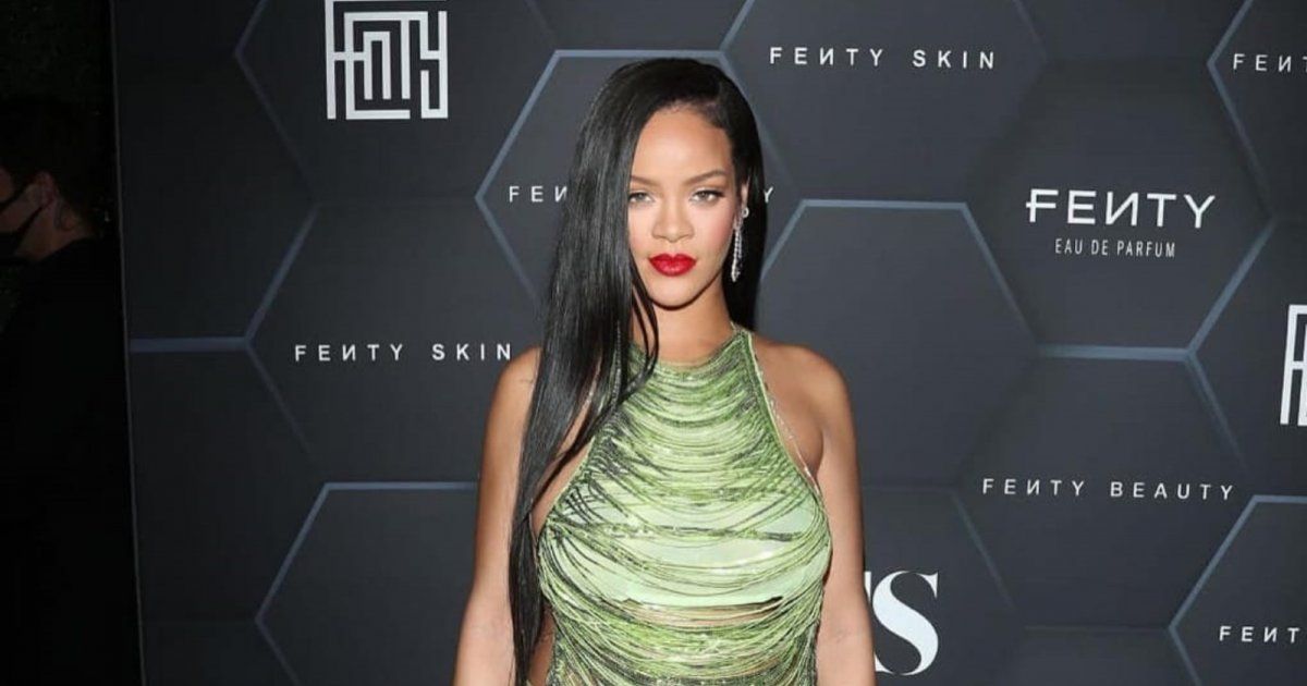 شاهد .. ريهانا تتبضع لمولودتها المنتظرة.. وملامح التأثر واضحة عليها