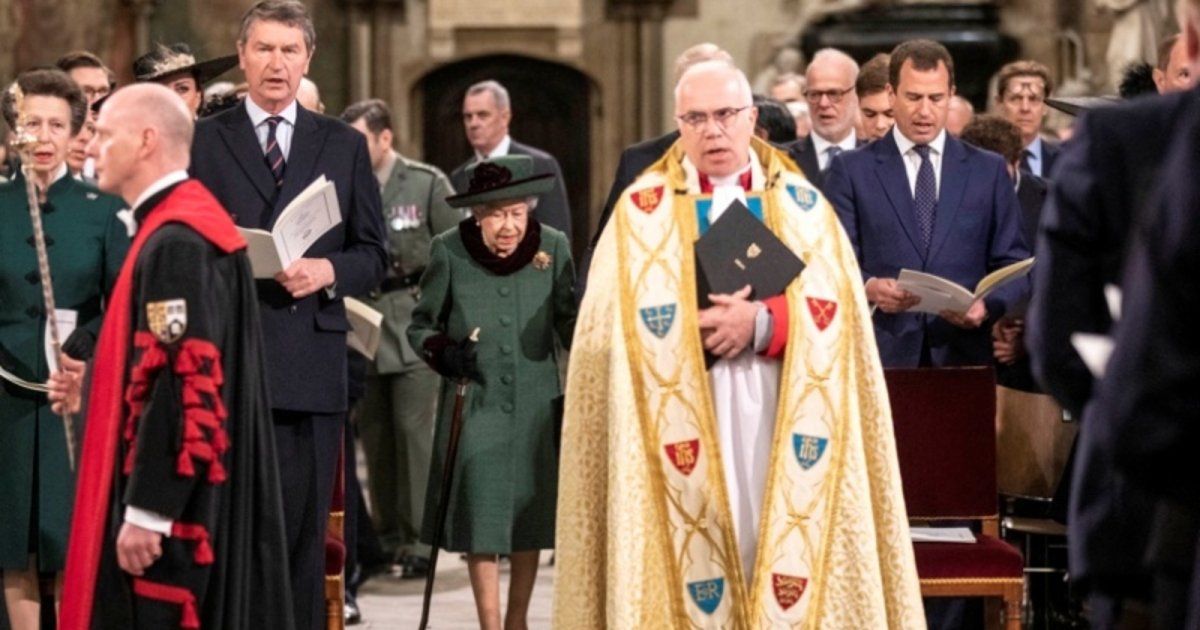 شاهد .. كيت ميدلتون تتألق والملكة إليزابيث تثير الجدل بمرافقتها للأمير أندرو في حفل تأبين الأمير فيليب-بالصور