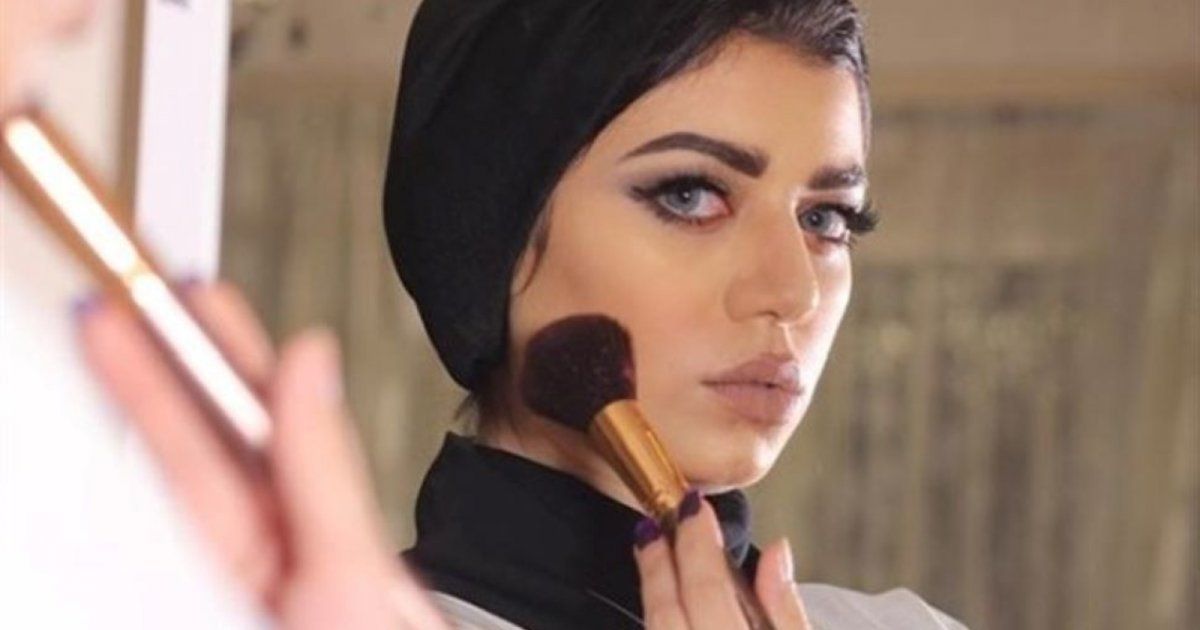 شاهد .. نجلاء عبد العزيز تنشر صورة لها من دون الحجاب عن طريق الخطأ وتتورط!