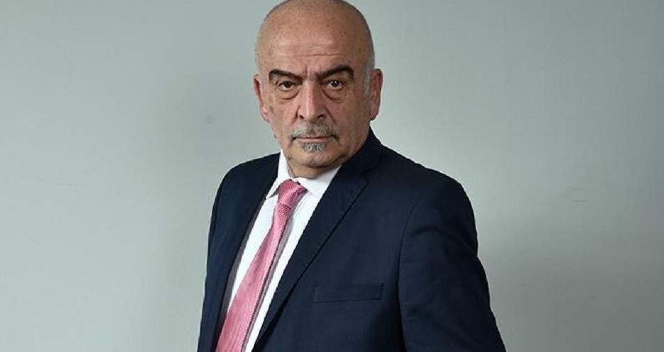 شاهد .. فريق عمل "جوقة عزيزة" يحضر مفاجأة عيد ميلاد سلوم حداد والأخير يعتذر-بالفيديو