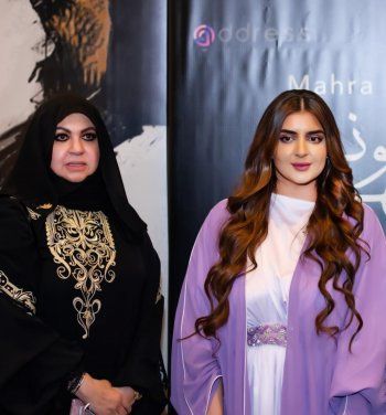 شاهد .. بالصور- منى المنصوري تكشف عن آخر تصاميمها بحضور إبنة حاكم دبي