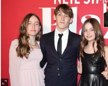 شاهد .. بالصورة - أولاد سارة جيسيكا باركر الثلاثة بظهور نادر على السجادة الحمراء