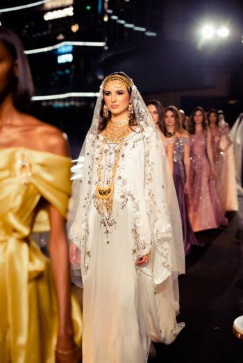 شاهد .. بالصور- منى المنصوري تكشف عن آخر تصاميمها بحضور إبنة حاكم دبي