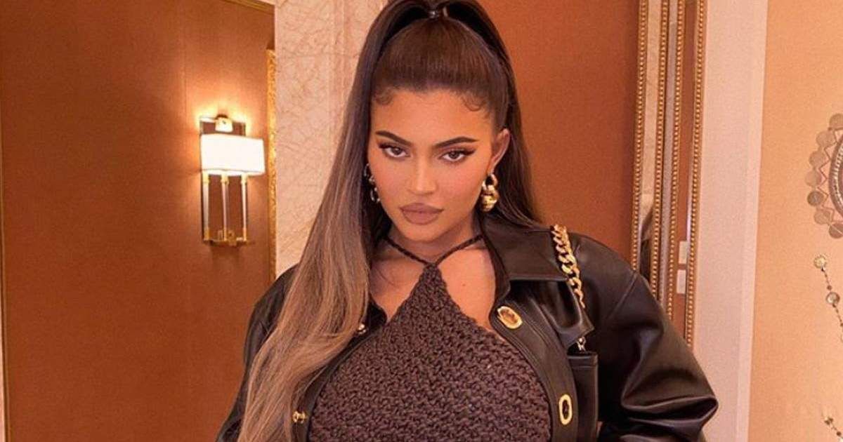 شاهد .. كايلي جينر تحدث ضجة بإطلالة ساحرة