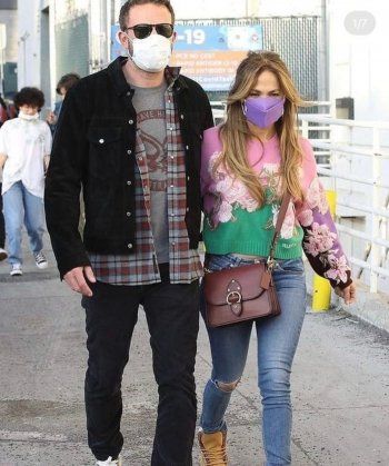 شاهد .. لبس بن أفليك القميص نفسه مراراً يثير الجدل وما علاقة الأمر بجينيفر لوبيز – بالصور