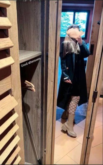 شاهد .. بالصور- نجلاء عبد العزيز تحدث جدلاً مرة جديدة..خلعت حجابها عن قصد وارتدت تنورة!