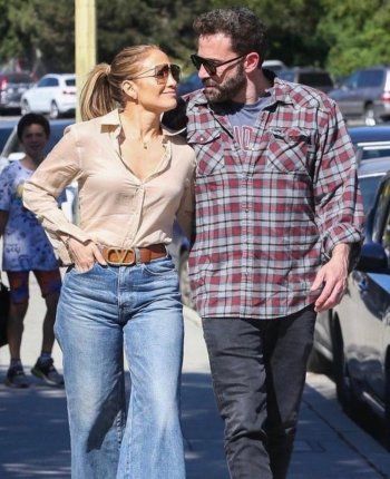 شاهد .. لبس بن أفليك القميص نفسه مراراً يثير الجدل وما علاقة الأمر بجينيفر لوبيز – بالصور