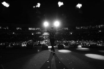 شاهد .. عمرو دياب يشوق المتابعين لعمله الجديد.. "السرّ ده وقته"!