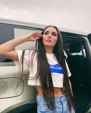 شاهد .. إطلالة هاندا أرتشيل الكاجوال حديث المتابعين.. وطول شعرها يلفت الأنظار!