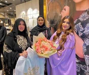 شاهد .. بالصور- منى المنصوري تكشف عن آخر تصاميمها بحضور إبنة حاكم دبي