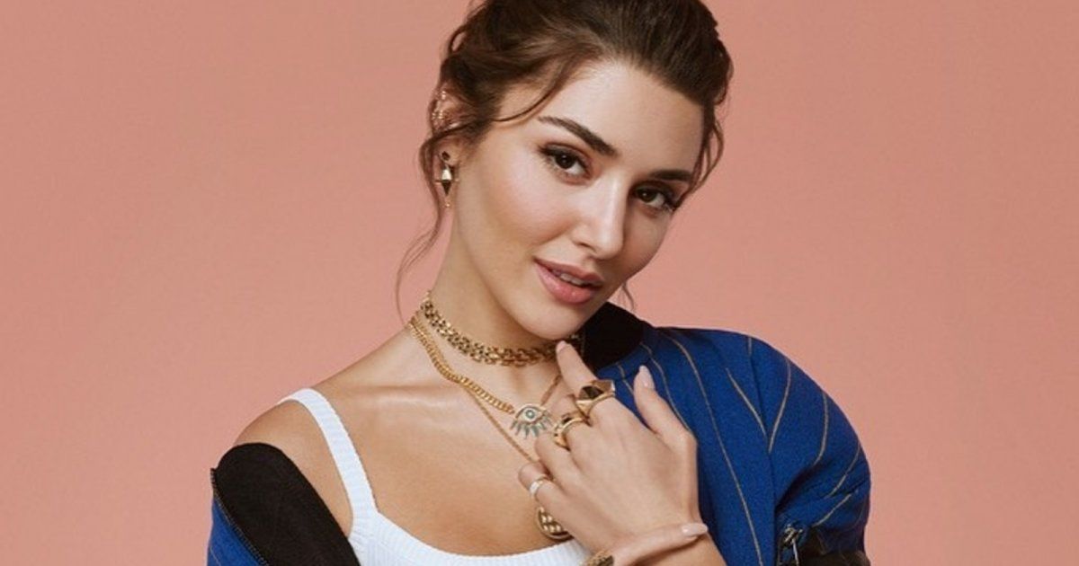 شاهد .. إطلالة هاندا أرتشيل الكاجوال حديث المتابعين.. وطول شعرها يلفت الأنظار!