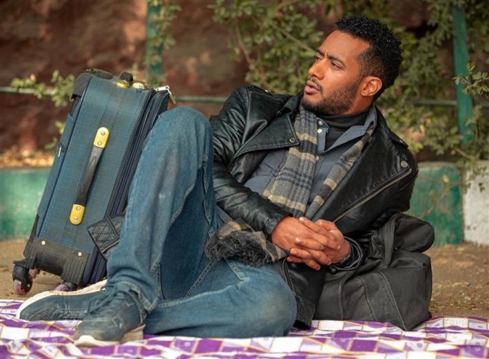 بالصور – محمد رمضان ماشي بشنطة مليانة إثار