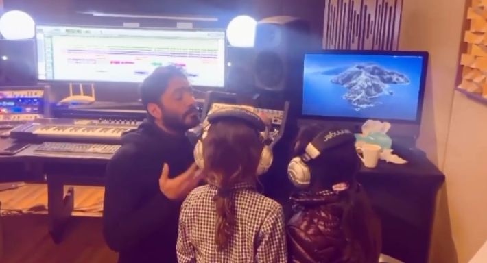 لأول مرة – تامر حسني يغني مع أولاده الثلاثة .. فيديو