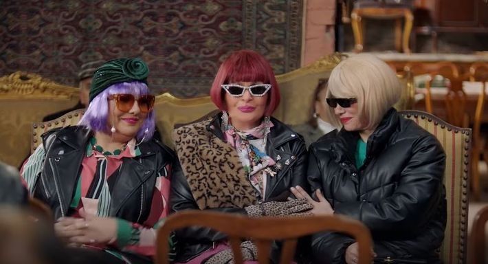 بالصور – يسرا تعنف خادمتها بسبب الريموت