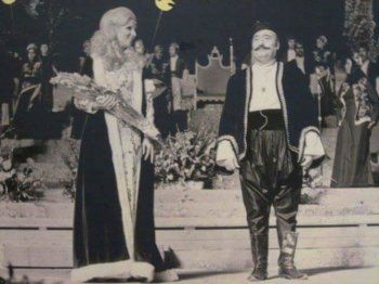 شاهد .. صور نادرة للشحرورة صباح.. إحداها بالشورت على مسرح بعلبك