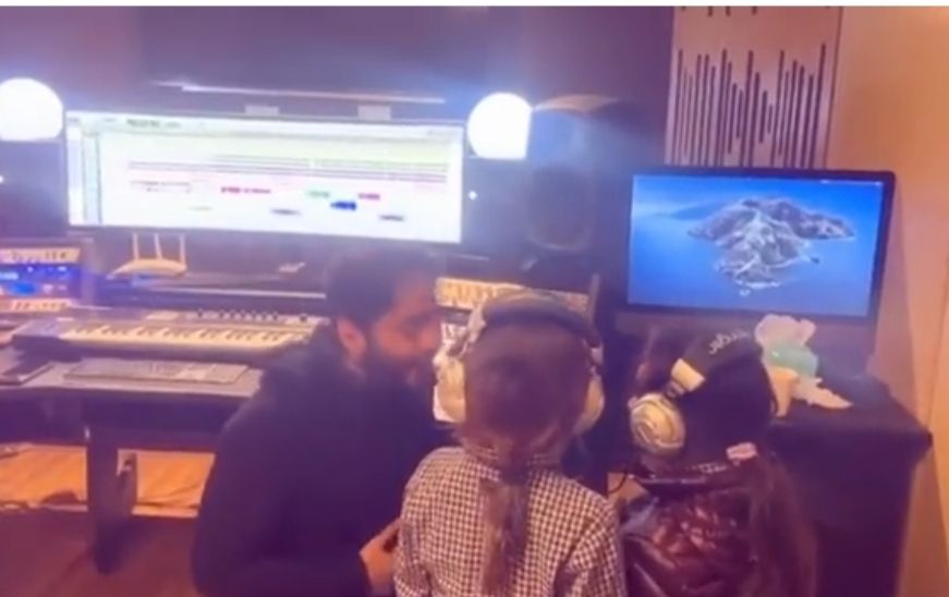 تامر حسني يشعل السوشيال ميديا برفقة ابنائه من كواليس اغنيته الجديده