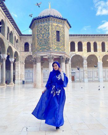 شاهد .. نسرين طافش ترتدي الحجاب وتصلي في الجامع الأموي