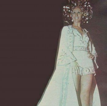 شاهد .. صور نادرة للشحرورة صباح.. إحداها بالشورت على مسرح بعلبك