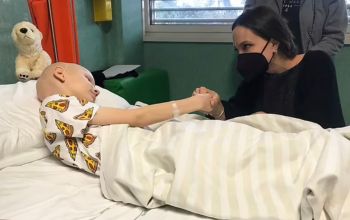 شاهد .. في لفتة إنسانية..أنجلينا جولي تزور أطفال اللاجئين الأوكرانيين