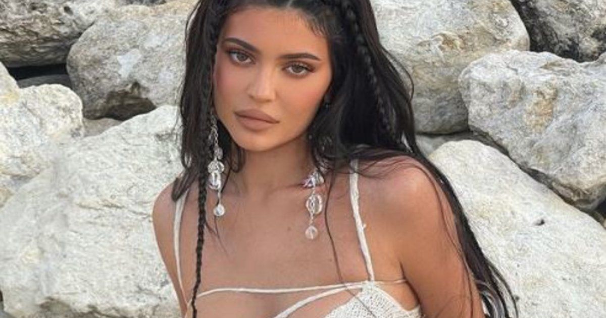 شاهد .. كايلي جينر تثير الجدل بصورتها في المنزل