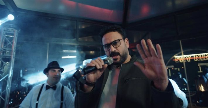 بالفيديو – أكرم حسني يطرح أغنية ستو أنا