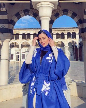 شاهد .. نسرين طافش ترتدي الحجاب وتصلي في الجامع الأموي