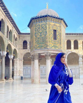 شاهد .. نسرين طافش ترتدي الحجاب وتصلي في الجامع الأموي