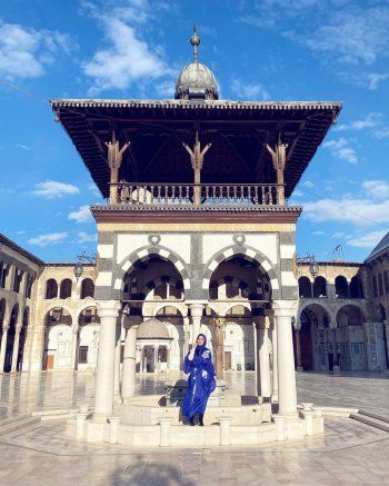 شاهد .. نسرين طافش ترتدي الحجاب وتصلي في الجامع الأموي