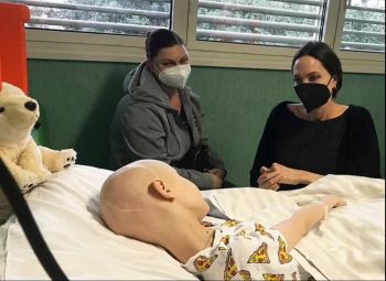 شاهد .. في لفتة إنسانية..أنجلينا جولي تزور أطفال اللاجئين الأوكرانيين