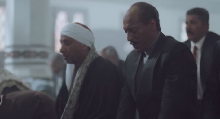 بالصور – الرئيس السادات بيصلي العصر في “جزيرة غمام”