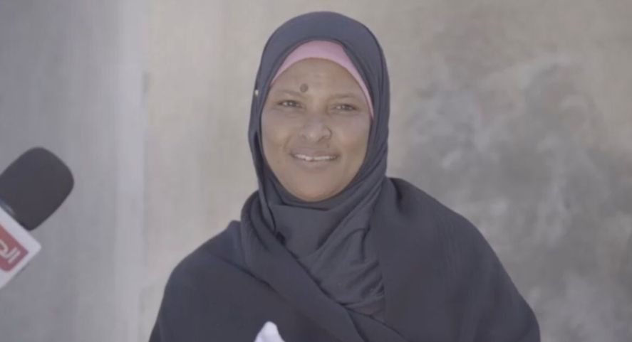 واحد من الناس يحقق حلم سامية ويفك كربها ويهديها جهاز عروسة- صور