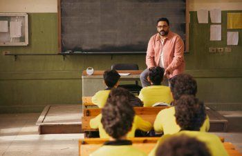 شاهد .. أكرم حسني يعلق على سخرية حميد الشاعري وأمير طعيمة منه في "الدوم" ضمن "مكتوب عليا"