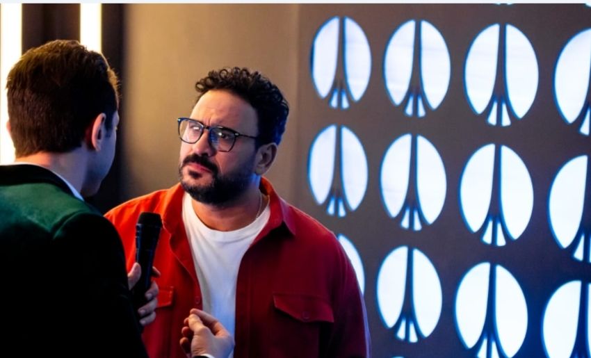 الحلقة الأولى من “مكتوب عليا” .. الشاعري وطعيمة يسخرون من أكرم حسني