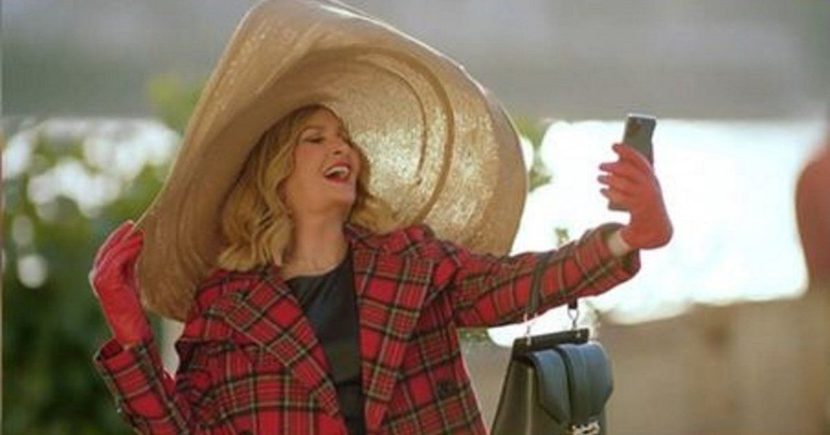 شاهد .. يسرا أرستقراطية مديونة تتحدث الفرنسية في أحلام سعيدة