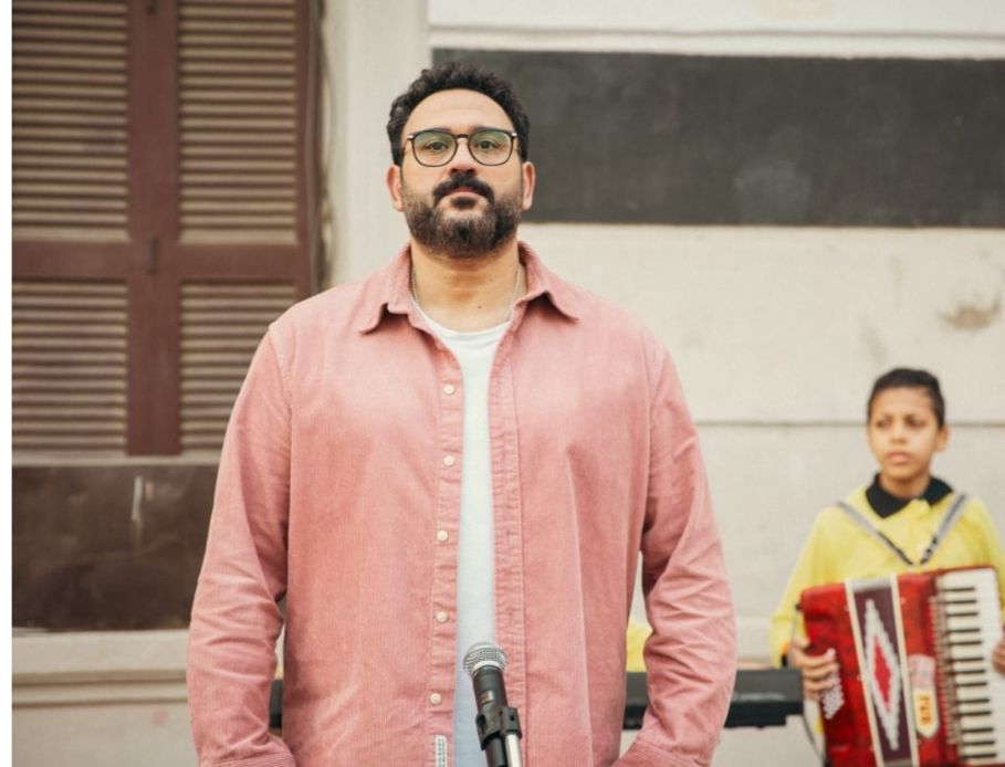 الحلقة الأولى من “مكتوب عليا” .. الشاعري وطعيمة يسخرون من أكرم حسني