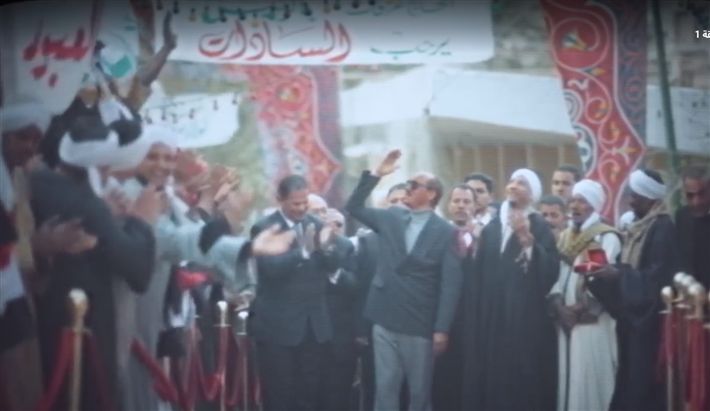 بالصور – الرئيس السادات بيصلي العصر في “جزيرة غمام”