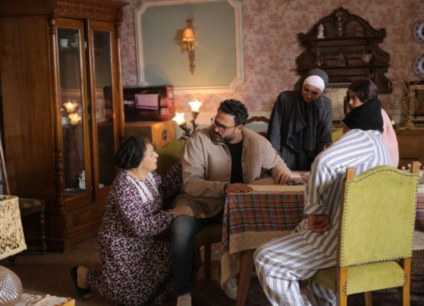 الحلقة الأولى من “مكتوب عليا” .. الشاعري وطعيمة يسخرون من أكرم حسني