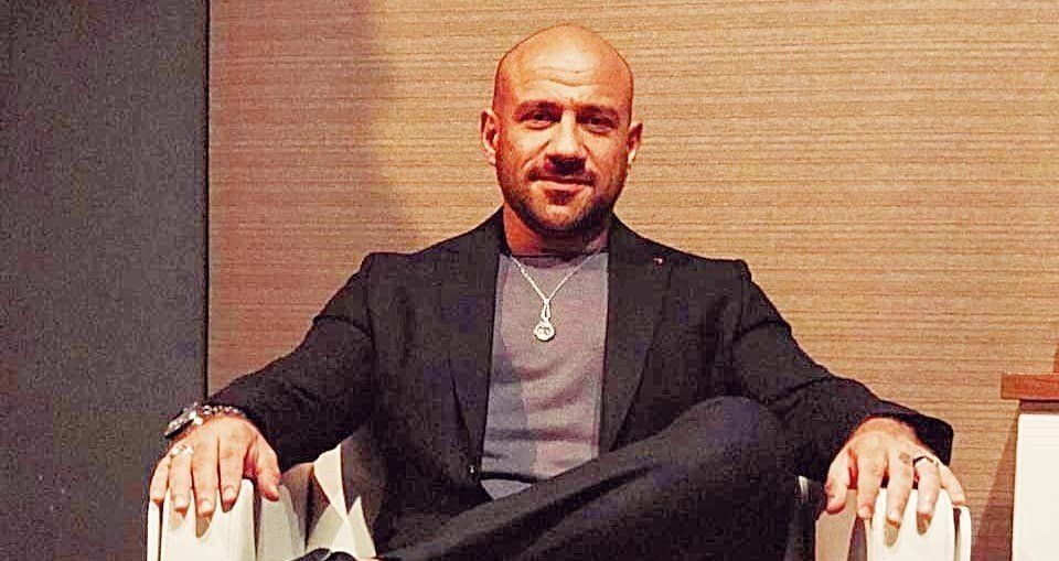 شاهد .. أحمد مكي يهدي مسلسل "الكبير أوي" للراحل سمير غانم