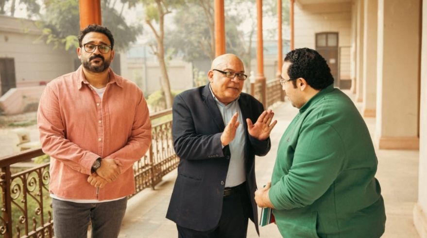 الحلقة الأولى من “مكتوب عليا” .. الشاعري وطعيمة يسخرون من أكرم حسني