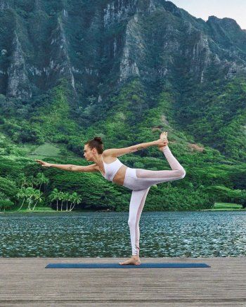 شاهد .. بالصور - كارا ديليفين تمارس اليوغا في الطبيعة