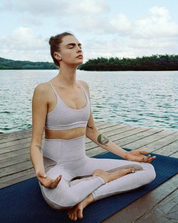 شاهد .. بالصور - كارا ديليفين تمارس اليوغا في الطبيعة